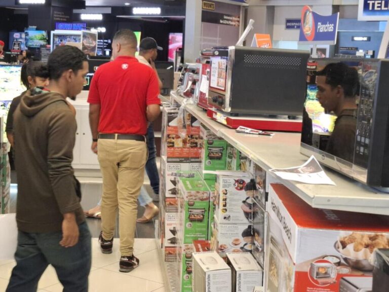 Ciudadanos aprovechan las ofertas de electrónicos y otros este Viernes Negro