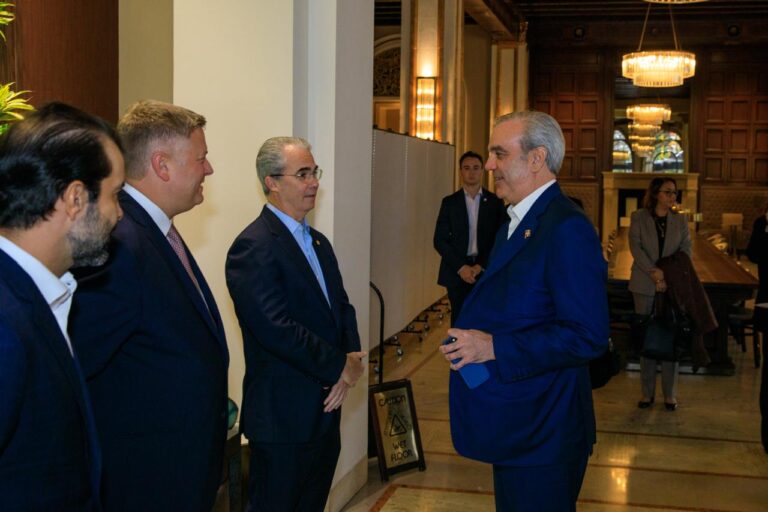 Presidente Abinader inicia agenda en San José con reunión bilateral junto al CEO de Mysilicon Compass Ian Steff