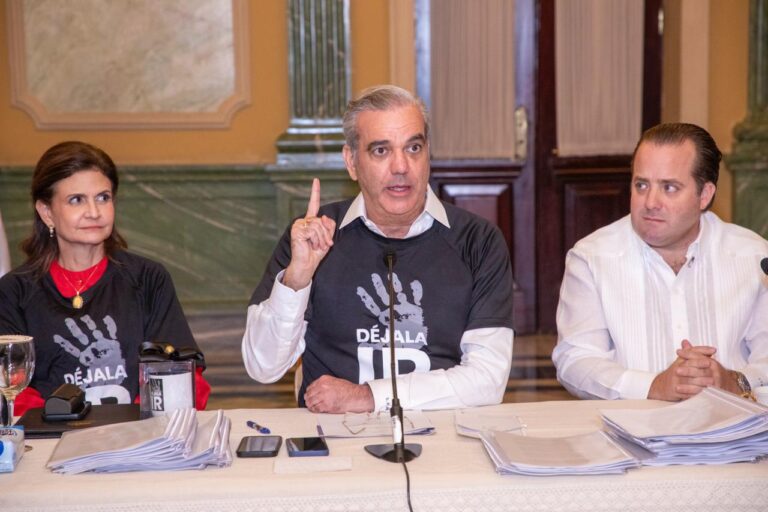 Presidente Abinader respalda pacto nacional contra la violencia de género; recibe documento de reforma integral “Déjala Ir”