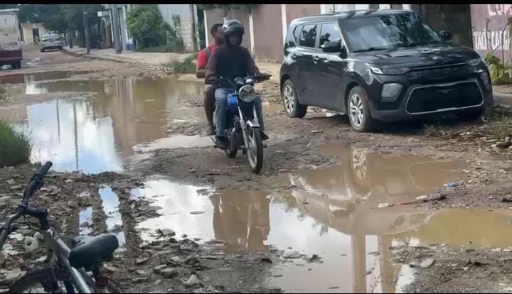 Denuncian deterioro de calles en sector Brisas del Este y piden intervención de las autoridades