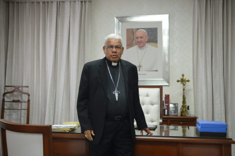 Reportaje- Continúan reacciones encontradas sobre destitución Monseñor Ozoria por parte del Vaticano