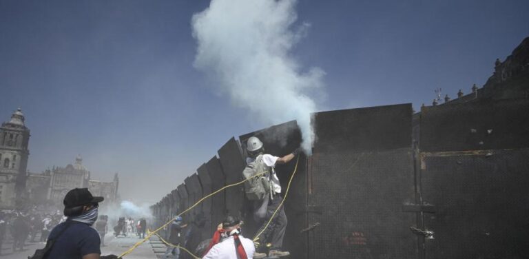 Manifestantes intentan tomar el Palacio Nacional de México; la Policía reprime protesta