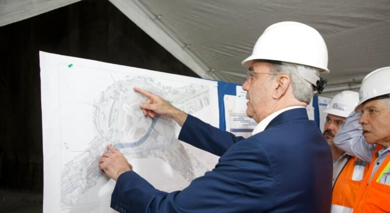 Presidente Abinader realiza visita de supervisión al túnel bajo la Plaza de la Bandera para ver los avances de la obra como parte de la solución vial de la zona