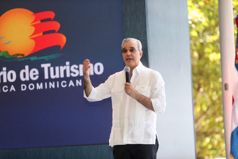 Presidente Abinader destaca valor histórico, turístico y comunitario del Parque Submarino La Caleta