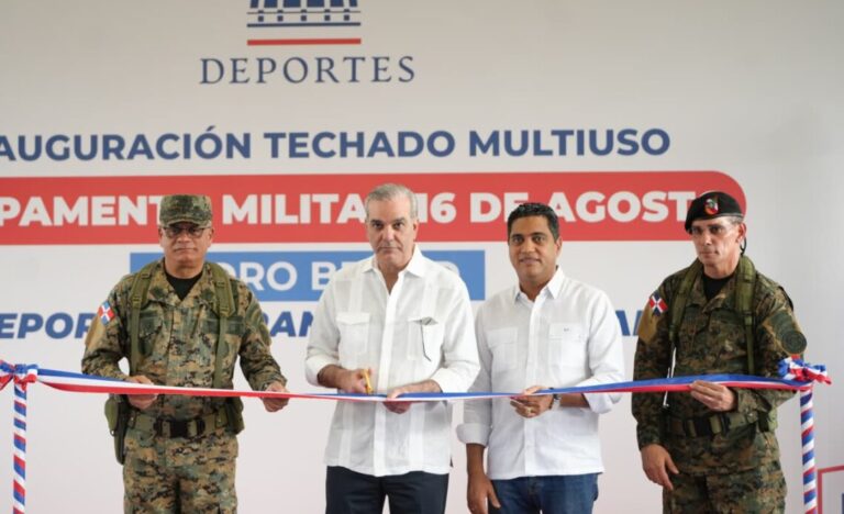 Abinader inaugura multiuso en el Campamento 16 de Agosto y comparte almuerzo navideño