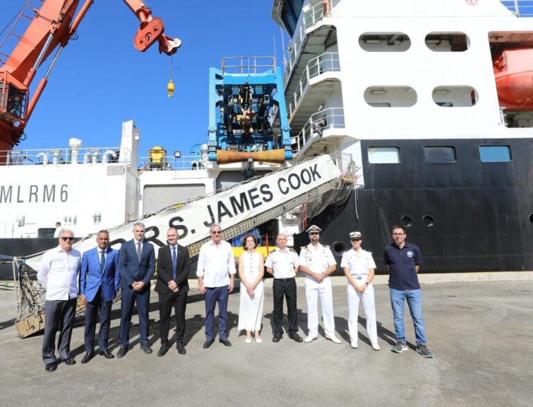 Presidente Abinader visita buque oceanográfico RRS James Cook en el Puerto de Santo Domingo
