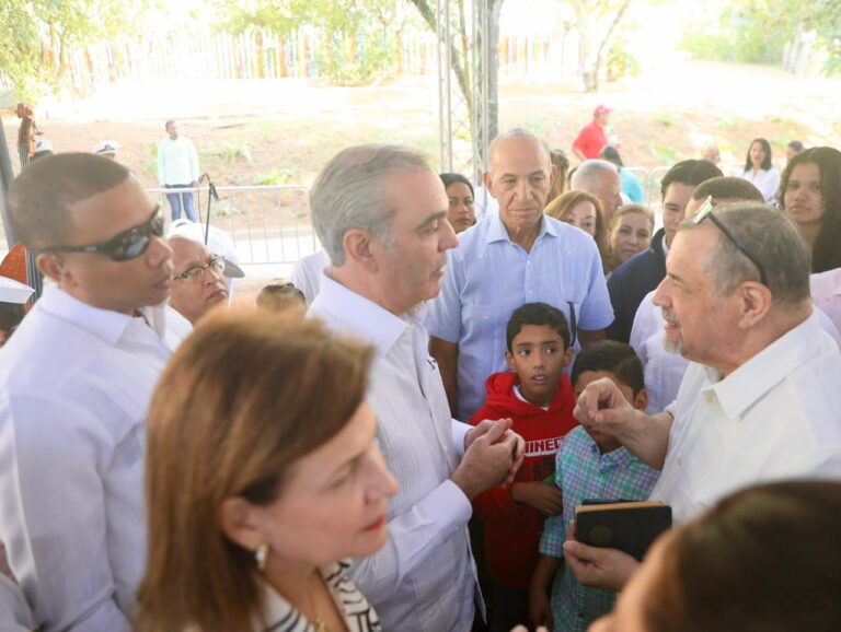 El presidente Luis Abinader y la vicepresidenta Raquel Peña comparten villancicos navideños con familias y niños del entorno de la Casa Presidencial de Santiago