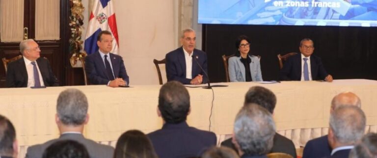 Abinader celebra cifra récord de 200,134 empleos directos en zonas francas: 54% es ocupado por mujeres