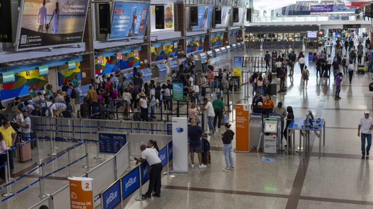 Al menos catorce vuelos entre Estados Unidos y República Dominicana son cancelados  a causa de una intensa tormenta de nieve