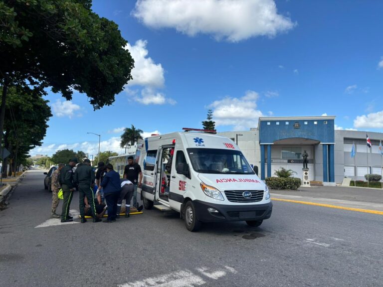 Autobús de la OMSA impacta motociclista en la avenida George Washington