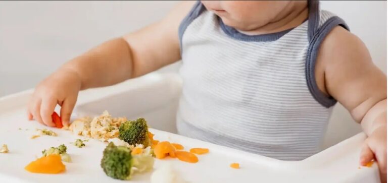 Pediatra Luli Gil explica cuándo y cómo iniciar la alimentación complementaria en los bebés
