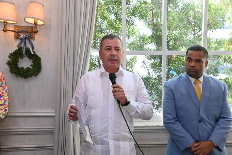 César Fernández resalta importancia de la ética en la comunicación en noveno encuentro con la prensa