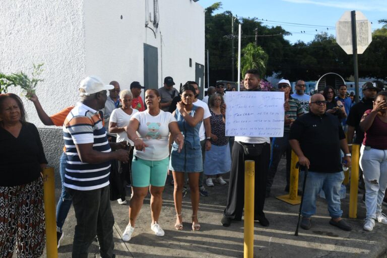 Cientos de ciudadanos copan cercanías del Palacio de Justicia en demanda de prisión para imputados en caso Senasa