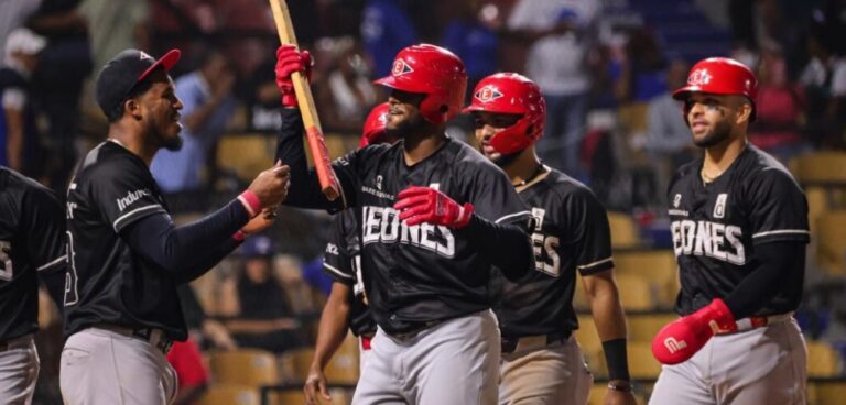Canario dispara dos jonrones y Leones aplastan 15-1 al Licey en el Quisqueya