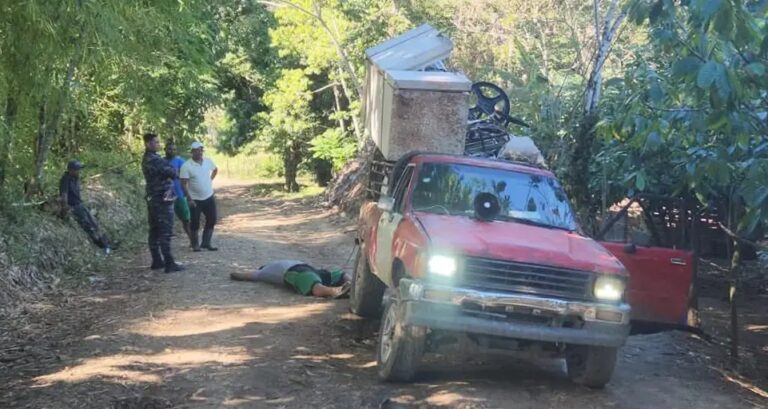Dos personas mueren electrocutadas tras caída de cable eléctrico sobre su vehículo