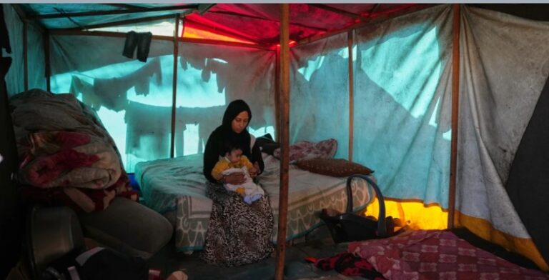 Desplazados en Gaza enfrentan condiciones invernales en tiendas de campaña