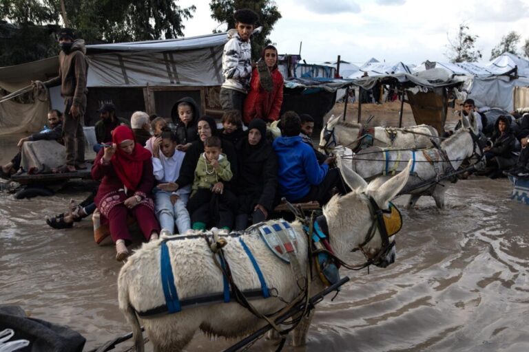 Al menos 8 muertos en Gaza por el colapso de edificios y el frío debido al temporal