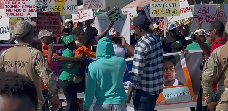 Haitianos se movilizan en la frontera exigiendo justicia por muerte de Stephora Joseph