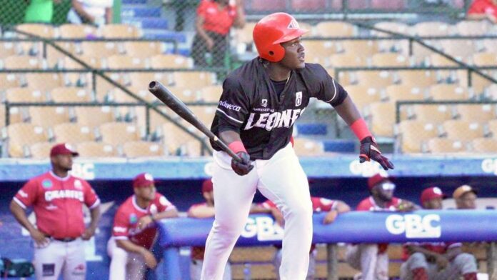 Héctor Rodríguez conecta dos triples