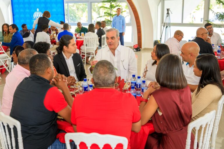 Presidente Abinader resalta trabajo de periodistas que cubren la fuente del Palacio Nacional