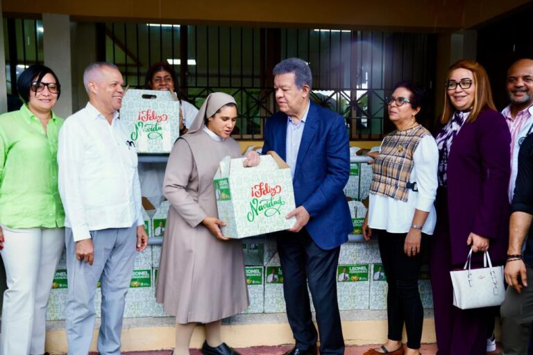 Leonel Fernández entrega raciones alimenticias a poblaciones vulnerables y reafirma tradición solidaria