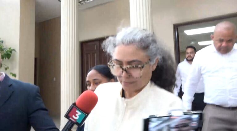 Imponen impedimento de salida a mujer que ultrajó el Himno Nacional con letras LGBTQ