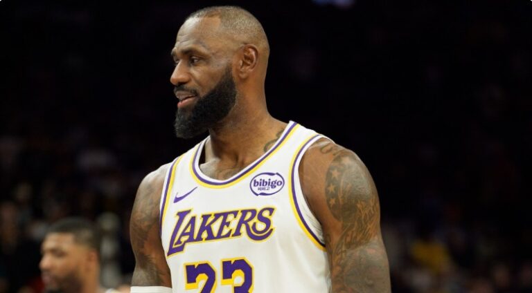 LeBron James reina en Arizona y Lakers siguen triunfantes