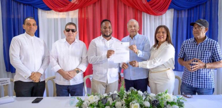 Gobierno entrega certificaciones para importantes obras comunitarias en Monseñor Nouel