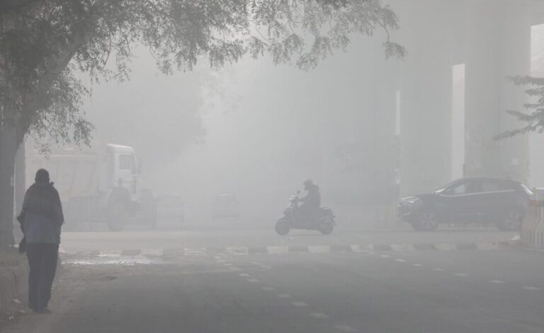 Más de 100 vuelos cancelados en Nueva Delhi por baja visibilidad en pico de contaminación