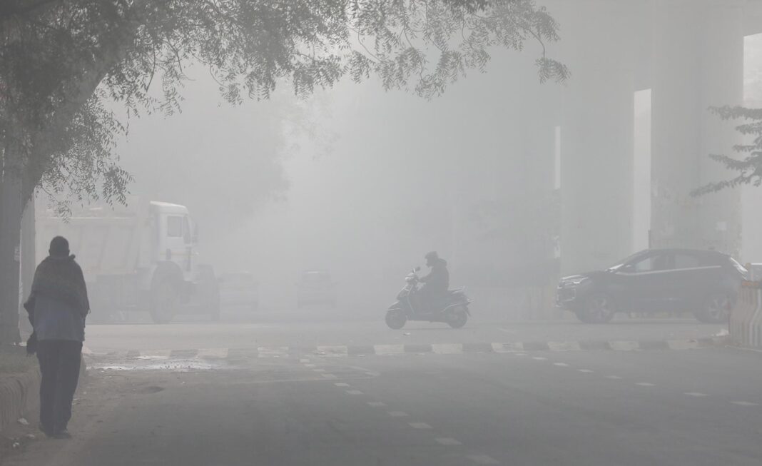 Más de 100 vuelos cancelados en Nueva Delhi por baja visibilidad en pico de contaminación