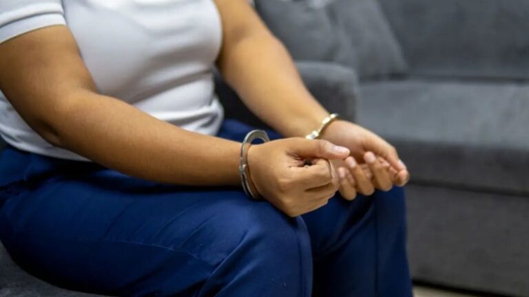 Arrestan a otra mujer vinculada a red de narcotráfico en el AILA