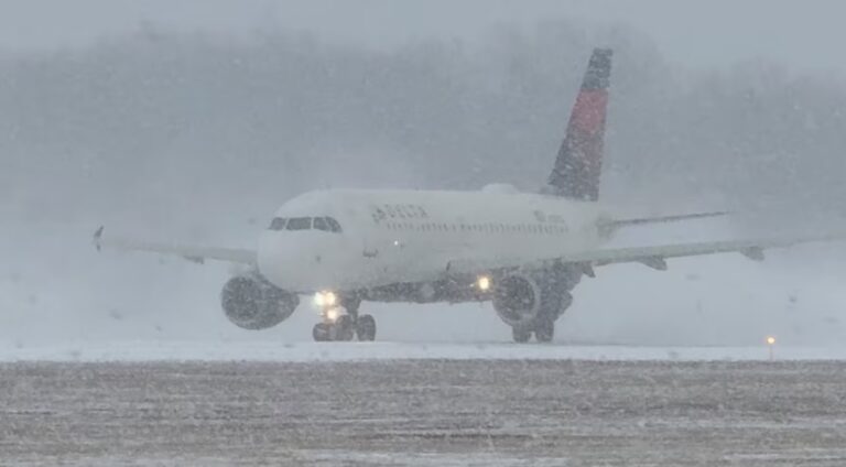 Más de 1.000 vuelos cancelados en Estados Unidos por la tormenta invernal que azota a varias regiones del país