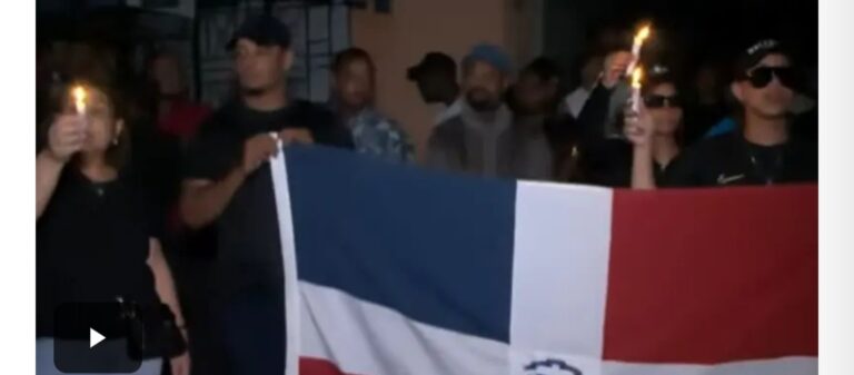 «Encendemos estas velas por los muertos que dejó la falta de medicamentos», dicen manifestantes frente al Palacio de Justicia