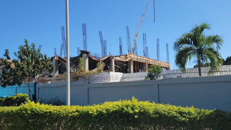 Colapsa parte del techo en construcción del Materno Infantil tras vaciado de hormigón