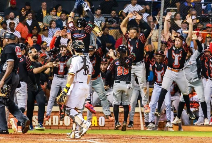 Toros superan 7-6 a las Águilas en el Round Robin
