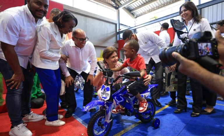 La vicepresidenta Raquel Peña encabeza entrega de juguetes a cientos de niños en Capotillo