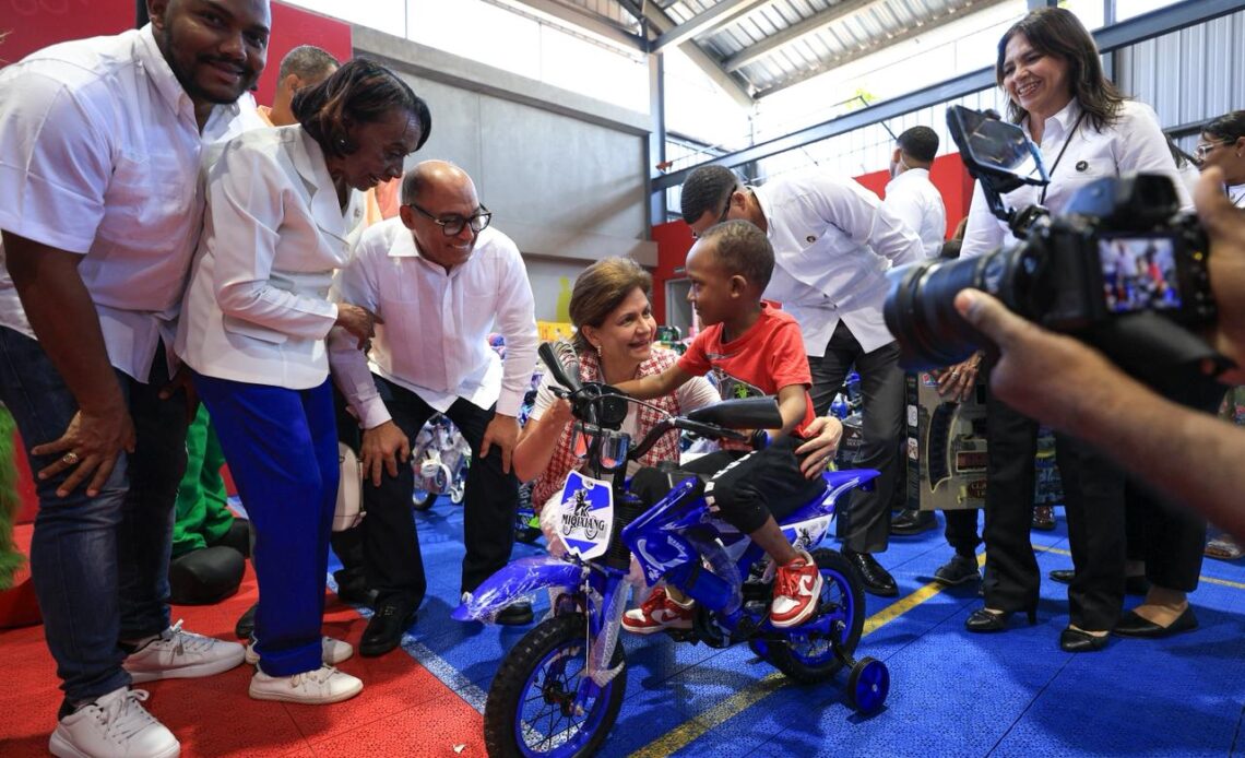 La vicepresidenta Raquel Peña encabeza entrega de juguetes a cientos de niños en Capotillo
