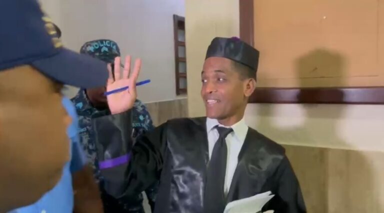 Juez Rigoberto Sena inicia audiencia del caso SENASA tras retraso de tres horas