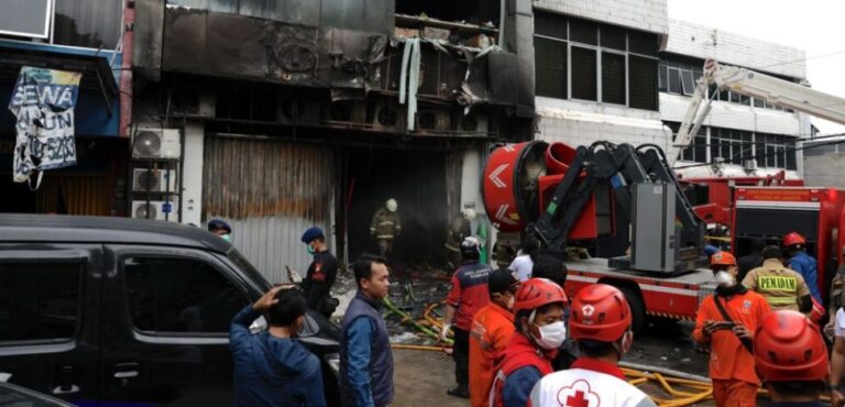 Al menos 20 muertos por un incendio en un edificio de siete plantas de Yakarta