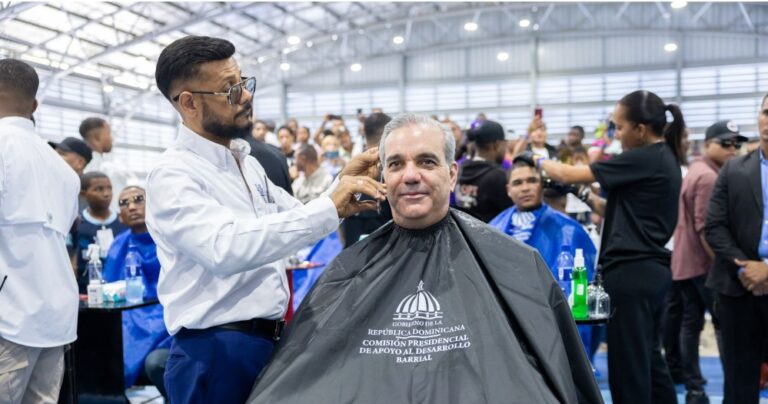 Presidente Abinader sostiene encuentro nacional con 1,000 peluqueros y recibe recorte de cabello durante jornada social