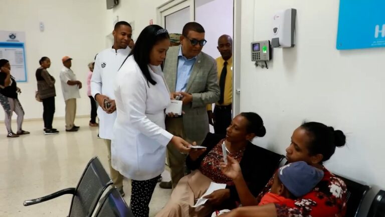 Gobierno entrega bono navideño a hospitales y otras instituciones de salud y discapacidad