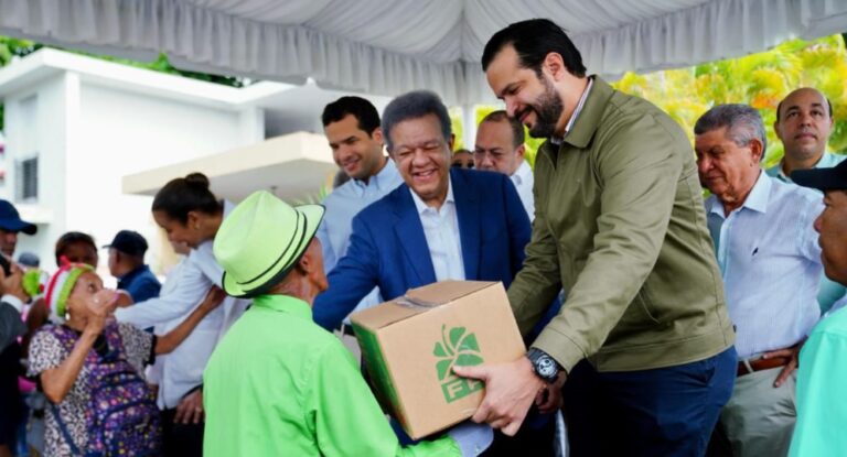 Leonel continúa entrega de alimentos a sectores vulnerables y afirma que la necesidad del pueblo es evidente