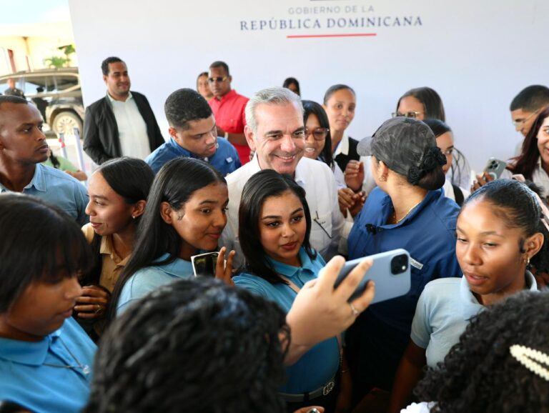 Presidente Abinader exhorta a jóvenes de Dajabón a prepararse para el futuro y garantiza seguimiento a demandas escolares y comunitarias