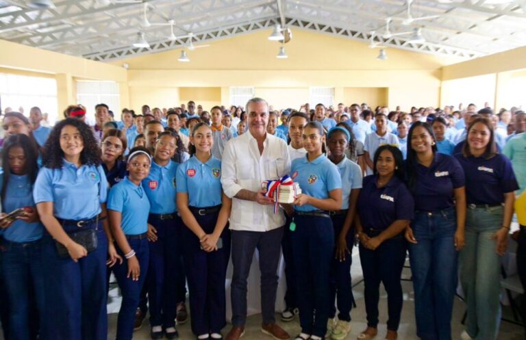 Abinader impulsa a estudiantes de Neiba a aprovechar las becas que ofrece el gobierno