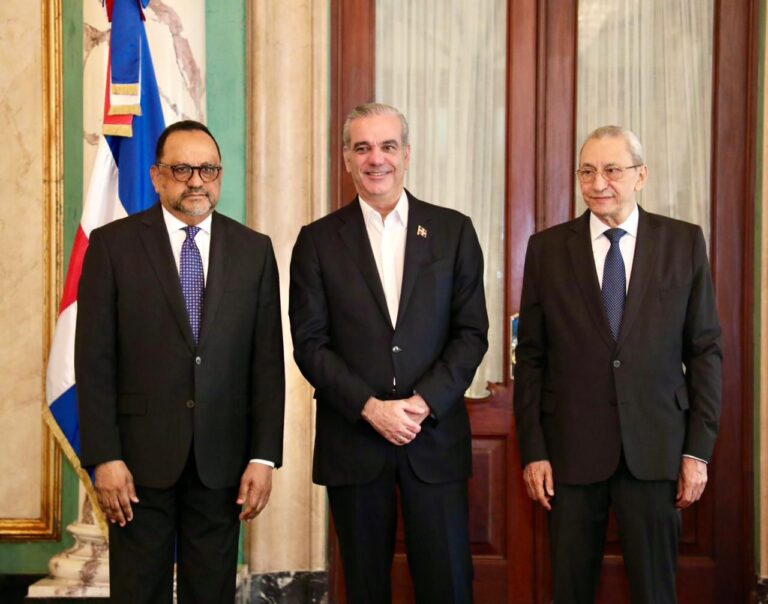 Presidente Abinader juramenta a Antoliano Peralta como ministro de Justicia y a Jorge Subero Isa como Consultor Jurídico