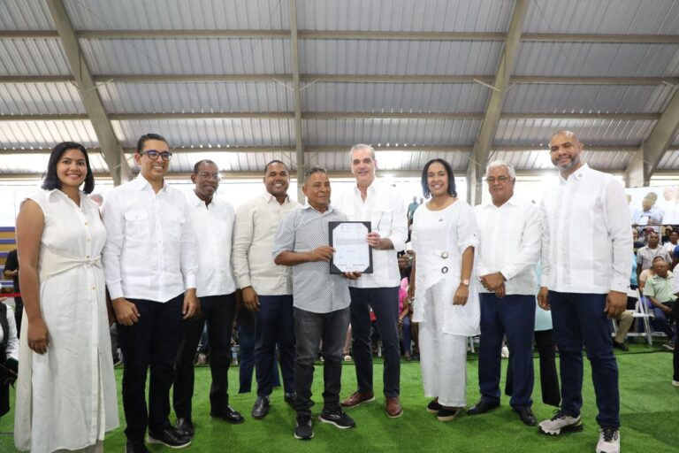 Presidente Abinader entrega 517 de 792 certificados de títulos de propiedad a familias en Neiba