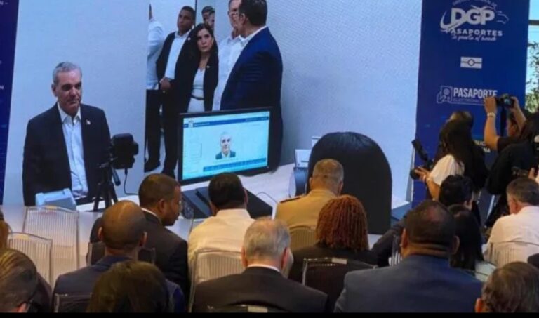 Presidente Abinader y primera dama estrenan moderno pasaporte; con inicio del proceso quedó inaugurada nueva sede DGP