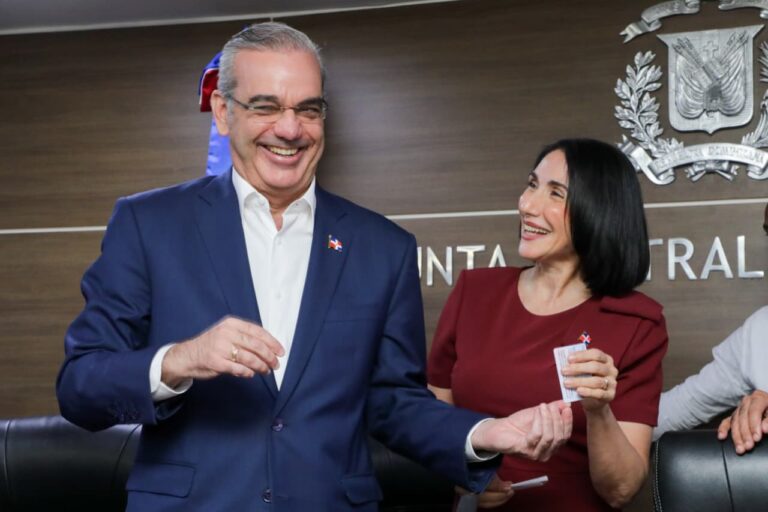 Presidente Abinader y primera dama reciben la primera cédula de identidad y electoral emitida por la JCE