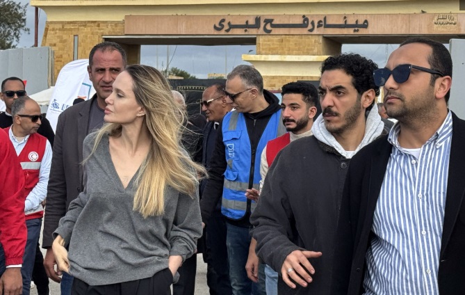 Angelina Jolie visita el paso de Rafah para expresar su apoyo a la población de Gaza