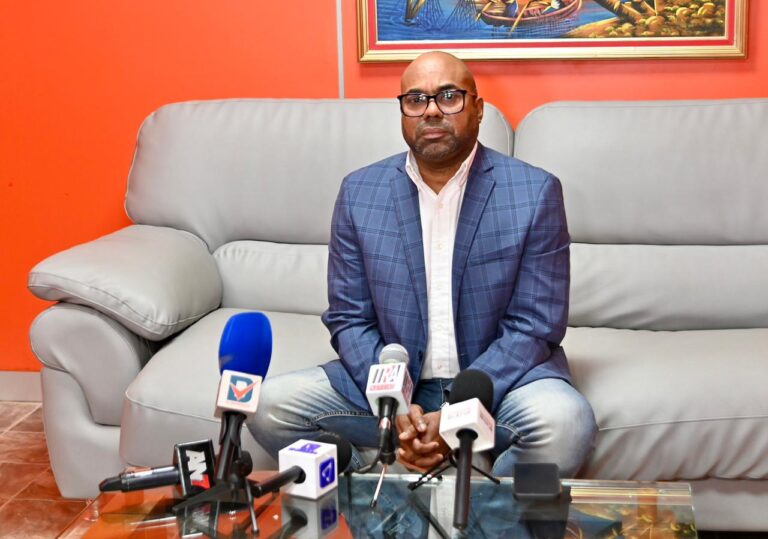 “Está lúcido, al tanto de la realidad; llegará a RD esta noche” afirma asistente de ingeniero Ramón Alburquerque